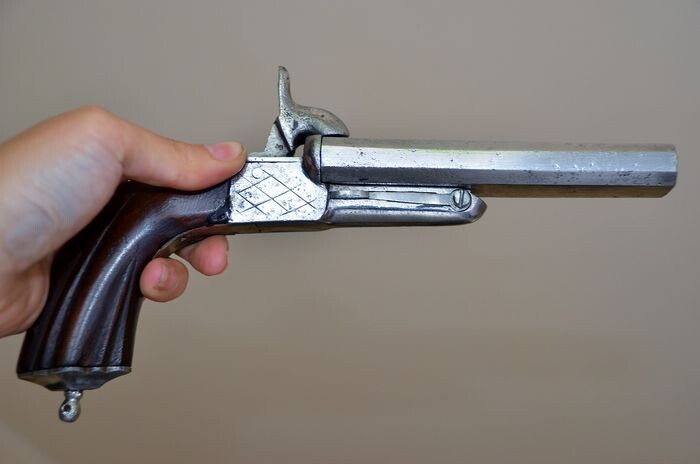 France - 1870 - Splendide pistolet double canon basculant juxtaposé à pans, en table. Pistolet dit de vénerie - Crosse renaissance - Système percussion LEFAUCHEUX - Pistol - 11mm cal