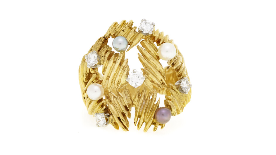 Gilbert Albert, bague or 750 à motif végétal stylisé ornée de perles de culture colorées et parsemée de diamants taille brillant, sig
