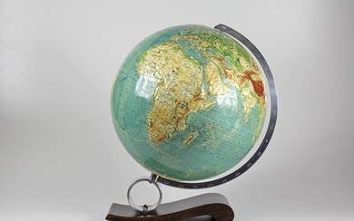 Globe en relief des éditions Flemming. Hambourg/Berlin, vers 1955, désigné "Globe terrestre Flemming, 36 cm...