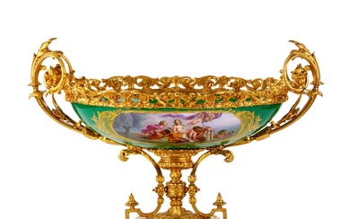 Grand vase en bronze dore et porcelaine française dans le goût de Napoleon III. C`est...