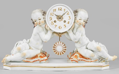 Grande pendule de cheminée Meissen "Horloge portée par deux putti". Titre original Socle rectangulaire, biseauté...