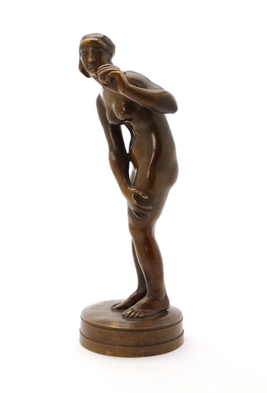 Gundorph Albertus: Woman bending. Signed G. Albertus, 1921. Figure of patinated bronze. H. 37 cm.