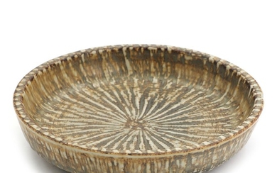 Gunnar Nylund: A stoneware dish, decorated with golden brown glaze. Signed GN Rörstrand, Sweden. Diam. 26.5 cm.