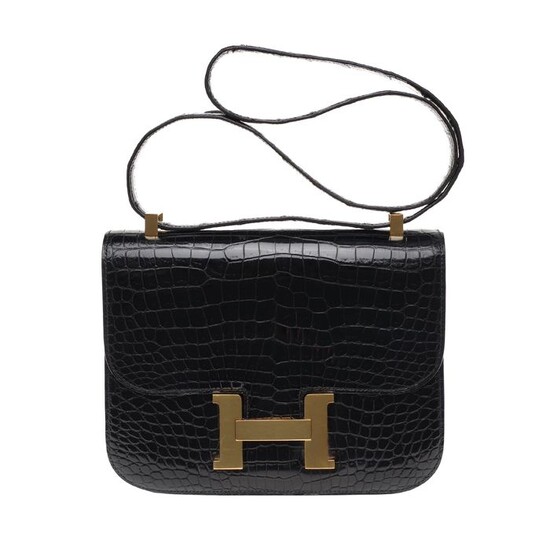 Hermès - EXCEPTIONNEL Constance 23 cm en cuir crocodile porosus noir et garniture en métal plaqué or Crossbody bag