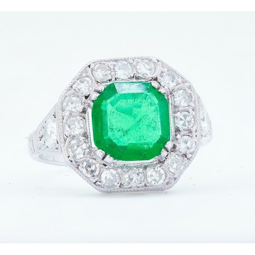 IMPORTANT COLUMBIAN EMERALD AND DIAMOND CLUSTER RING, set wi...