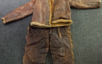 Intéressante tenue d’aviateur comprenant un blouson en cuir doublé mouton et un pantalon en cuir...