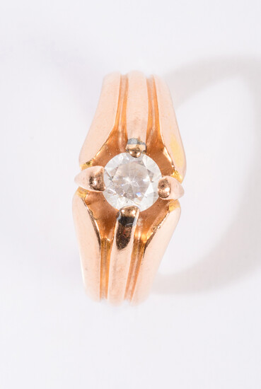LATE 19TH CENTURY YELLOW GOLD AND WHITE SAPPHIRE RING. Brilliant-cut...