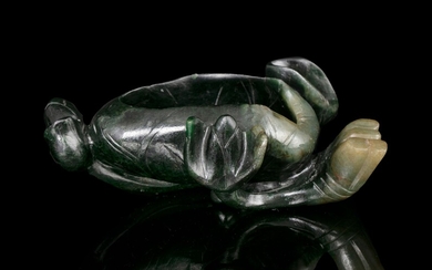 LAVE-BRAS EN JADE ÉPINARD "LOTUS" Chine, 20e siècle Sculpté de façon naturelle comme un lotus...