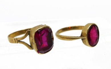LOT of TWO RINGS in yellow gold set with red stones. Gross weight 5.4 g (one ring damaged, the other TDD 49