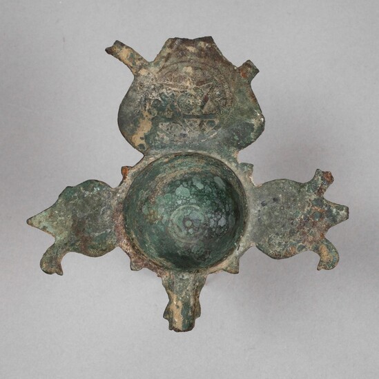 Lampe à huile antiqueprobablement du Moyen-Orient, 10e/11e s., bronze, coupe moulée avec museau allongé et...