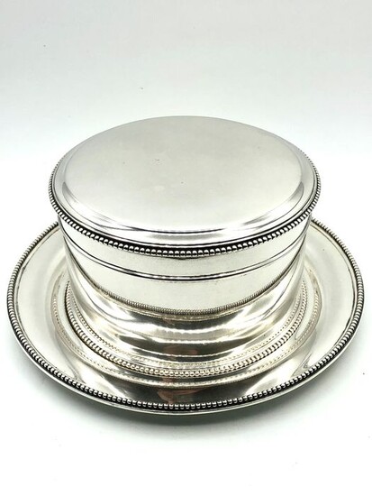 Large silver biscuit tin with pearl rims on matching silver saucer. - Silver - N.M. van Kempen en zonen Voorschoten 1909 - Netherlands - Early 20th century