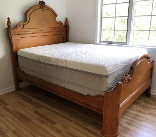 Lexington Furniture Victorian Oak Carved Queen Bed