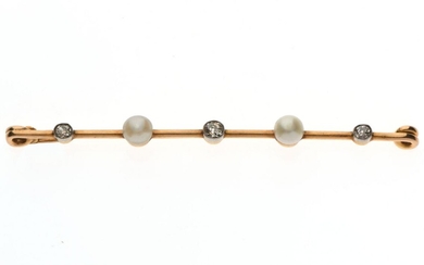 Lot 7 BROCHE en or jaune 750/°° alternant perles et diamants de taille ancienne en serti clos gris. L. 7 cm. Poids brut : 4.6 g. Infimes égrisures.