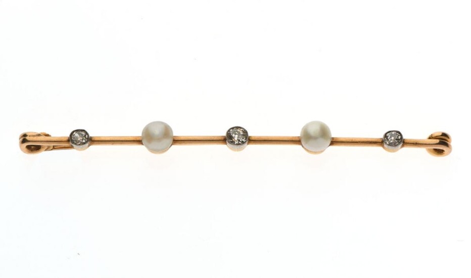 Lot 7 BROCHE en or jaune 750/°° alternant perles et diamants de taille ancienne en serti clos gris. L. 7 cm. Poids brut : 4.6 g. Infimes égrisures.
