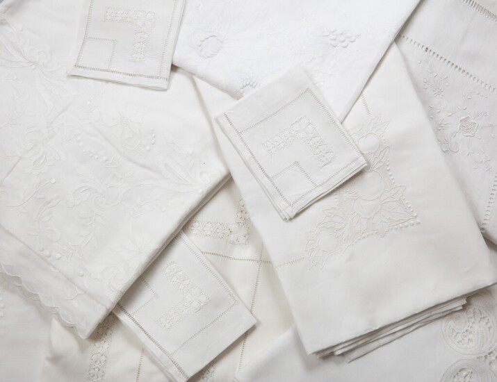 Lot comprising nine white cotton and organza tablecloths | Lot de neuf nappes en coton blanc et organza