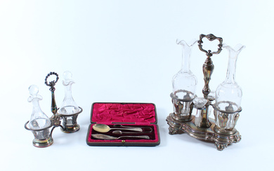 Lotto composto da due diverse oliere in argento, Francia, secolo XIX e un set di tre posate in argento con…