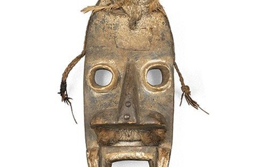 Masque tribal africain du Congo en bois sculpté. Dimensions : 40 x 15 cm