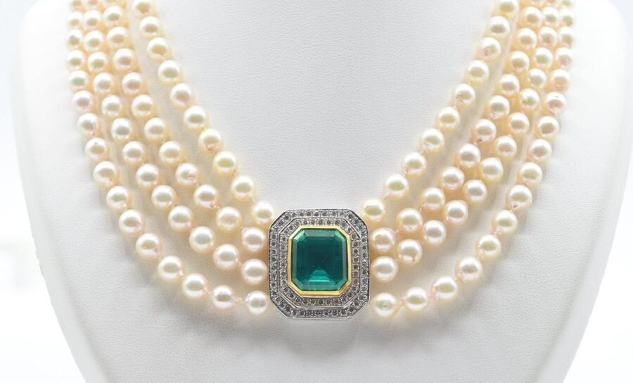 Necklace of 4 rows of pearls with charm and clasp in 18 ct yellow and white gold set with 77 brilliants +/- 2.20 ct and 1 emerald (42 cm)