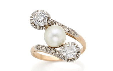 Old mine and button shaped pearl yellow chiseled gold and platinum contrarié ring, diamonds in all ct. 1.05 circa, mm…