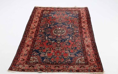 Oriental hand-knotted rug. Semi-antique, 20th century. middle.