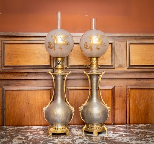 PAIRE de LAMPES à pétrole en bronze doré...