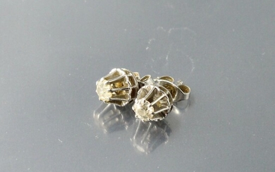 Paire de clous d'oreille en or gris 18k (750) ornés chacun d'un diamant d'environ 0.30...