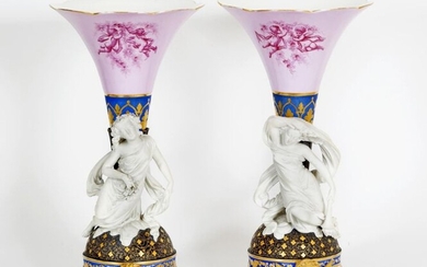 Paire de vases cornets quadripodes en porcelaine...