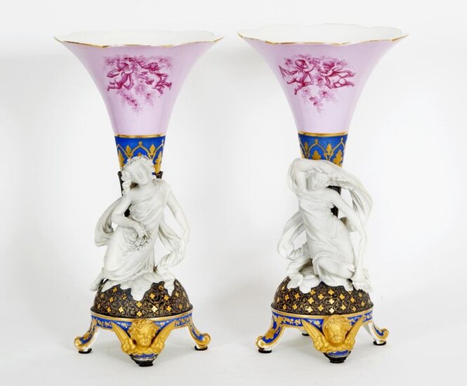 Paire de vases cornets quadripodes en porcelaine...