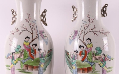 Paire de vases de forme balustre à anses en porcelaine, Chine, vers 1900. Décor polychrome...