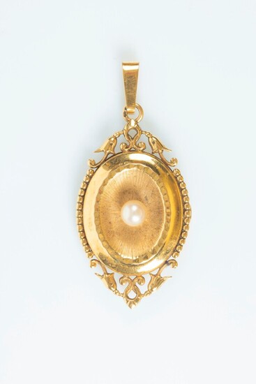 Pendentif porte-photo en or serti d'une perle de culture. 5,95 g brut - pas de...