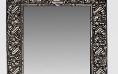 Petit miroir de table en argent massif. Encadrement large et rectangulaire surmonté d'un cartouche évasé...