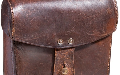 Pochette à revues pour un Navy Webley Pochette en cuir de vachette brun solide, marquée...