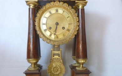Portico clock - Empire - Gilt bronze, Wood (Mahogany) - 1830-1840