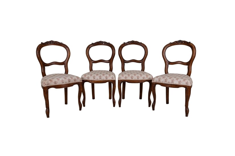 Quatre chaises de style Louis Philippe 20ème siècle en noyer, dossier façonné avec dossier sculpté...