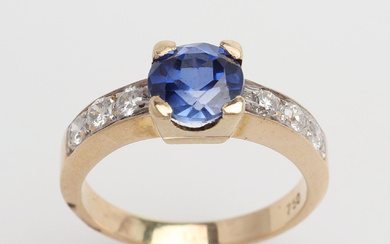 RING WITH SAPPHIRE AND DIAMONDS.
