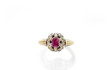RING in 750 thousandths yellow gold holding a cushion-cut ruby of about 0.60 carat in an entourage of twenty rose-cut diamonds (missing one). Gross weight: 2.9 g TDD: 50 A yellow gold, diamond and ruby ring, 19th century.