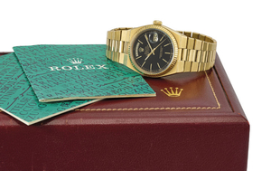 ROLEX. A FINE 18K GOLD WRISTWATCH WITH SWEEP CENTRE SECONDS, DAY, DATE, BRACELET AND BOX, SIGNED ROLEX, OYSTERQUARTZ, DAY-DATE, REF. 19018, CASE NO. 8’081’860, CIRCA 1983