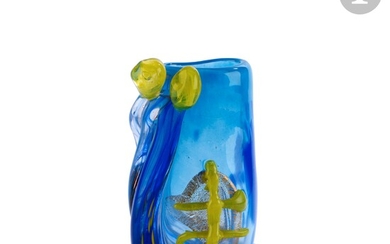 René DENIEL (France, né en 1947) Vase en verre soufflé dans les tons bleus, ceinturé...