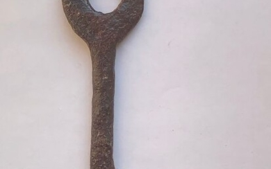 Romanesque-Gothic key (1) - Romanesque - Iron (cast/wrought) - 12-14th century