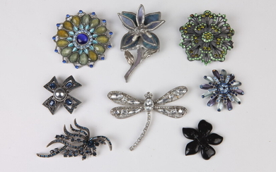 SELECTION OF COSTUME JEWELRY PINS WITH INSECT AND FLORAL MOTIFS....