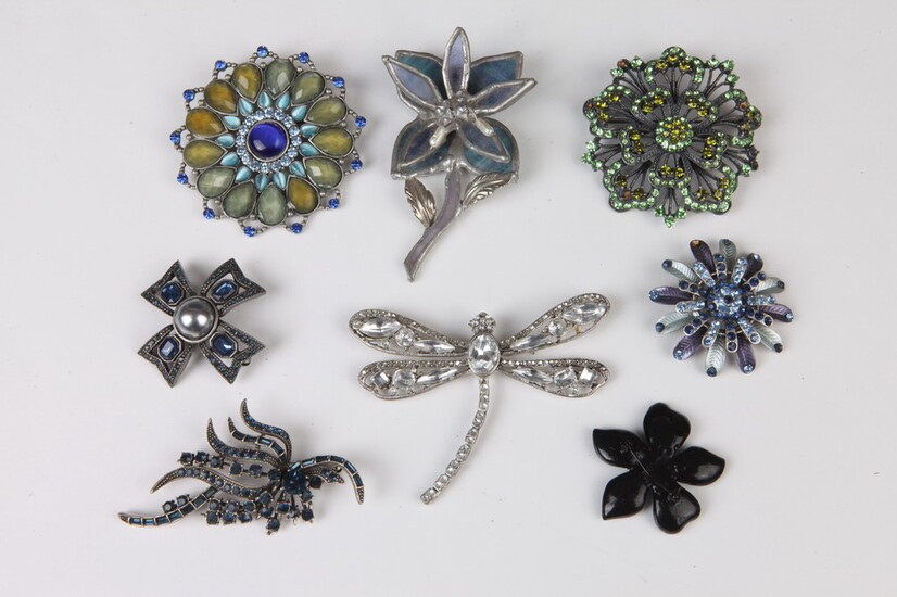 SELECTION OF COSTUME JEWELRY PINS WITH INSECT AND FLORAL MOTIFS....