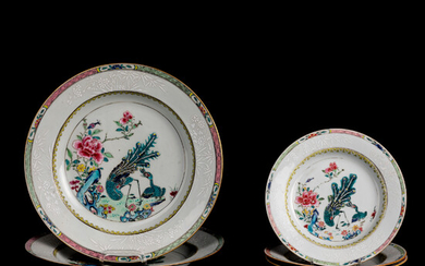 Serie van twee schotels en drie borden. China. Qianlong periode. Porselein. Famille rose en bianco sopre bianco decor