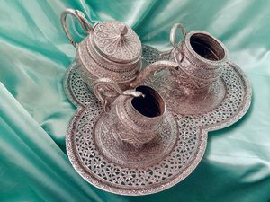 Silver three pieces tea service on tray(4) - .900 silver, Silver, Silver tested- unknown- India /Kashmir- Late 19th century