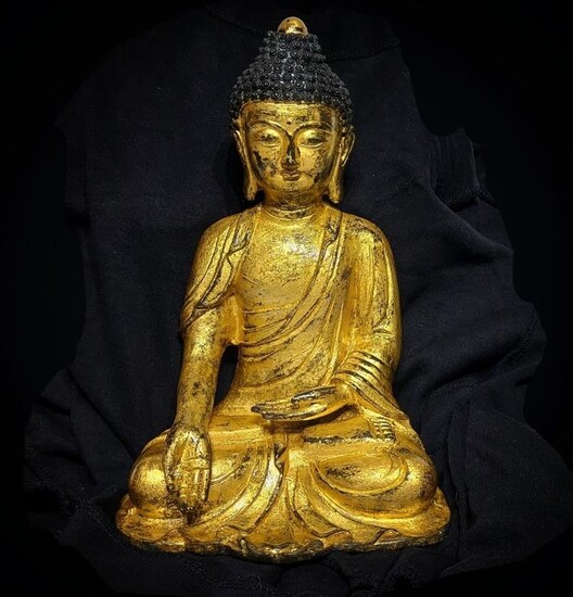 Statue - Gilt bronze, Gold, Gold 22 kt, Large - Buddha - With Six Character Stamp - China - Late 20th century