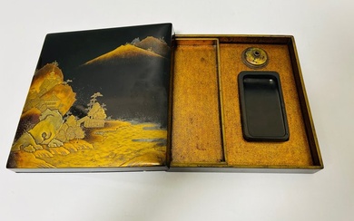 Suzuribako 硯箱 (writing box) - Box - Antique suzuribako 硯箱 (writing box) with nashiji lacquer and taka maki-e design - Gold, Wood