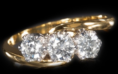 THREE STONE DIAMOND CROSS OVER RING. 18 ct. gold. Bright and...