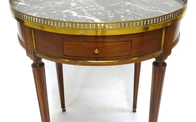 Table bouillotte de style Louis XVI. Plateau en marbre gris (fendu) à galerie laiton. Deux...