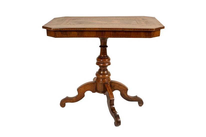 Table centrale Sorrento, fin du XIXe siècle Noyer incrusté d'olivier et de bois fruitier, plateau...