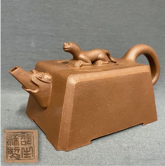 Teapot - Yixing - Ceramic - High quality - Mythical beast on the lid - Sprout formed as dragons head - Marked on bottom and lid - China - First half 20th century