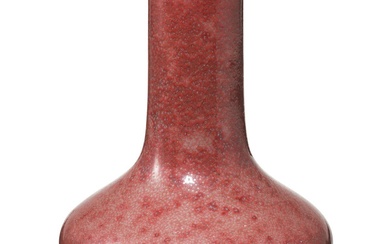 Un petit vase en cuivre rouge glacé avec la marque à six caractères de Yongzheng,...